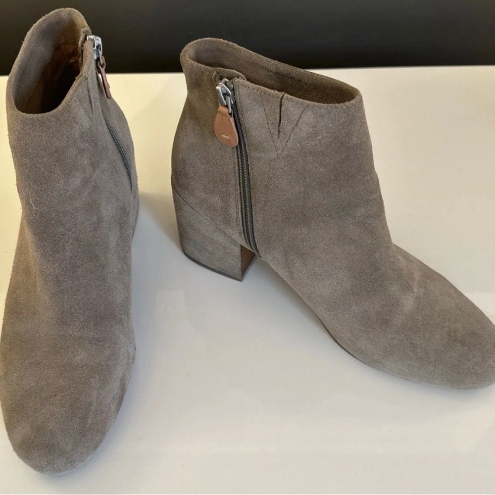 Gentle Souls Blaise Beige Tan Suede Ankle Boots Bootie Block Heel Size 9 EUC